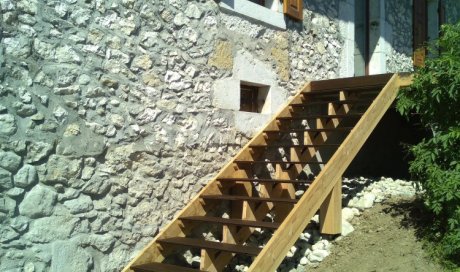 escalier  bois d'accès pour terrasse suspendue 