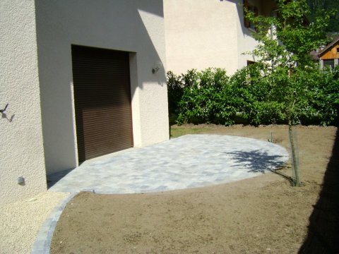 pose de pavé beton multi format en terrasse sur annecy 