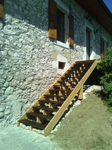 escalier  bois d'accès pour terrasse suspendue 