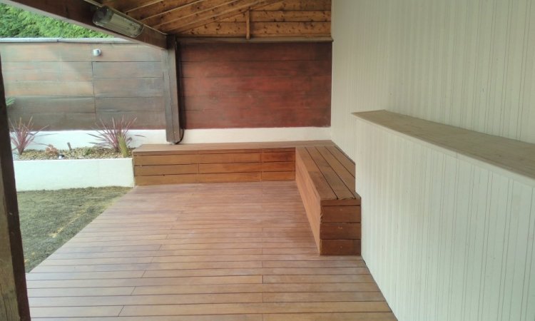terrasse bois en bambou avec habillage de banc 